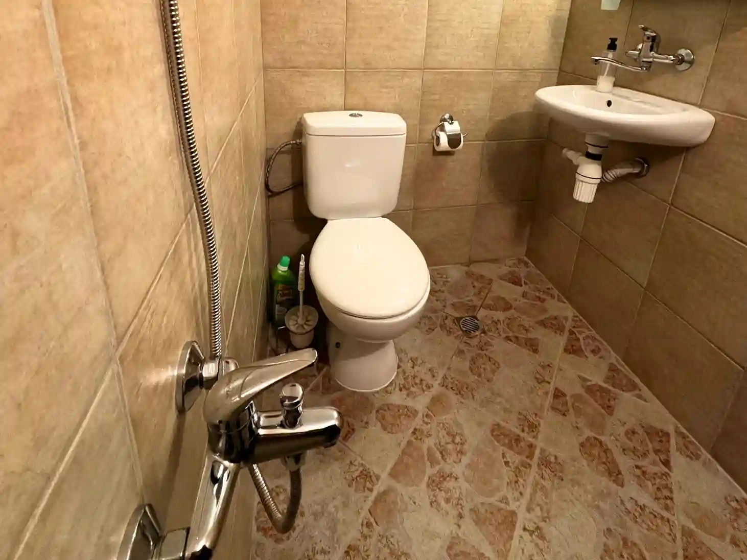 Compact Bathroom with Traditional Touches Compact Bathroom with Traditional Touches 6